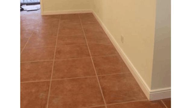 嫌弃踢脚线碍事？老师傅说这样安装踢脚线才是正确的