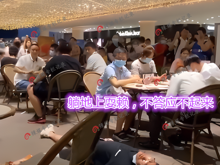 男子520跪着表白,被女神拒绝后躺地板耍赖,女子:你看你送的啥
