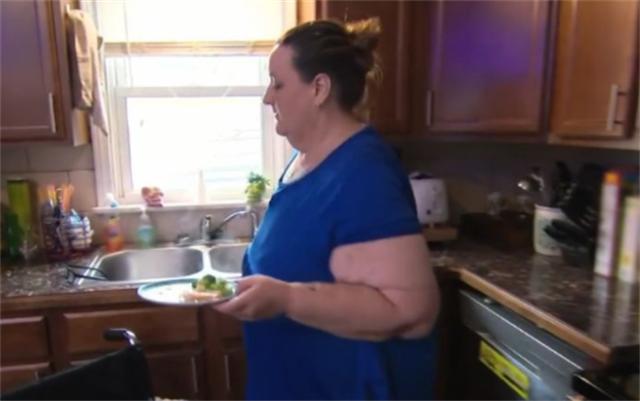 安吉 她体重584斤，脾气差男友离去，让怀孕女儿照顾，今女儿比她还胖