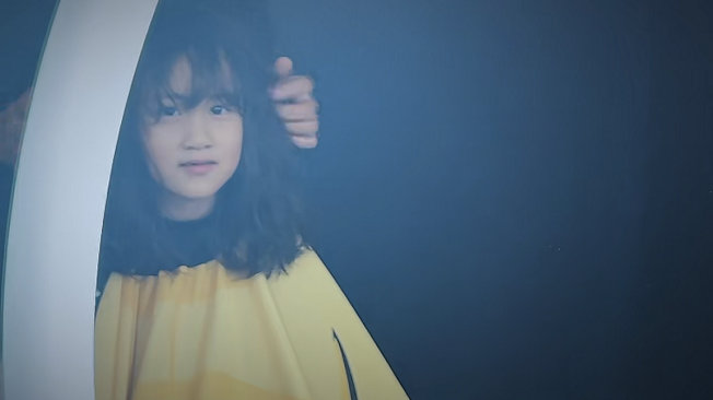 烫发 孙莉二女儿近照曝光，侧脸神似多多，九岁烫发被指太成熟引争议