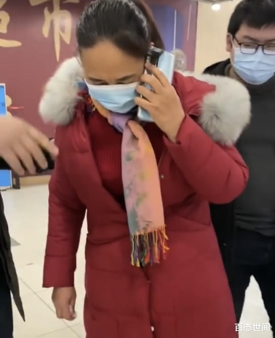 还要面子?洛阳一女子超市偷东西赃物塞满身,被抓现形掩面哭泣