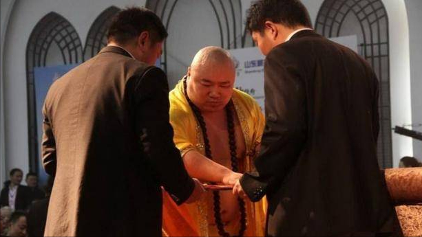 弥勒佛|真人版“弥勒佛”成网红后，被富婆花高价请回家，现状令人唏嘘