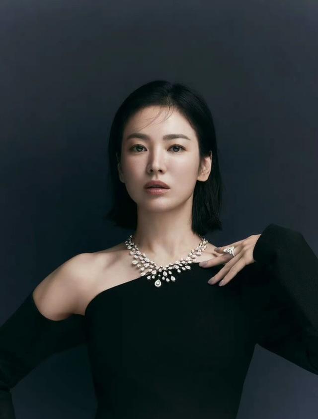 宋慧乔|40岁宋慧乔头戴皇冠高贵冷艳，黑色礼服绝美，单身状态不输孙艺珍