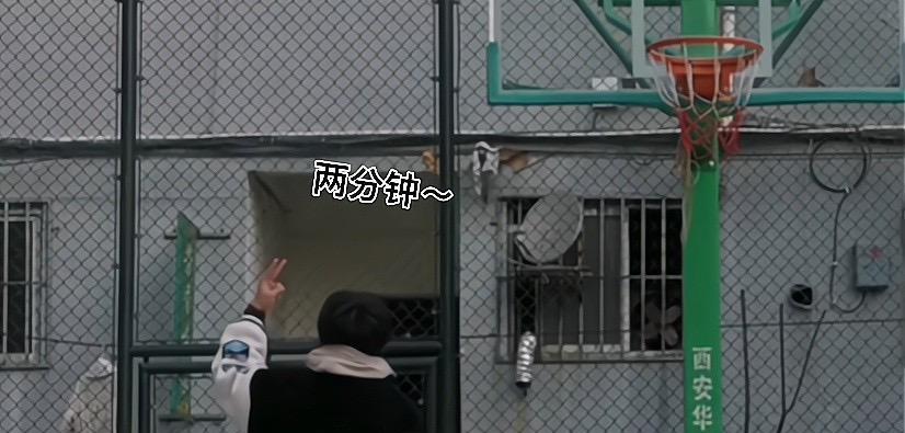 陕西:男子球场打球遭大妈制止:孩子上网课呢