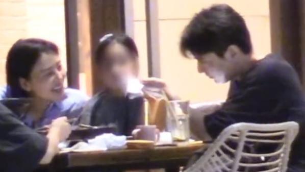 高圆圆|高圆圆一家三口聚餐，夫妻俩不管女儿手牵手回酒店，疑似躲避公公