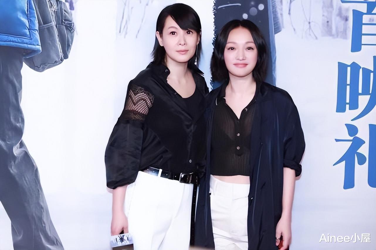 周迅|周迅刘若英都穿薄透衬衫,配白裤显出好身材,中年都挺有气质