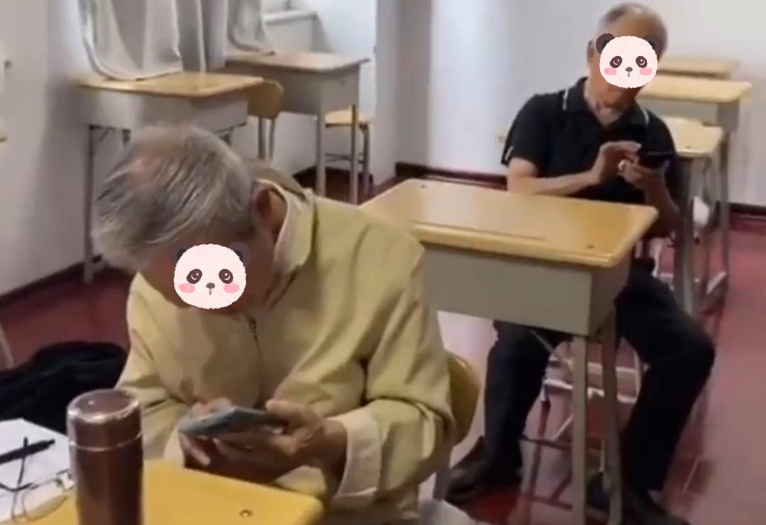 女子给母亲报名智能手机课程,满屋都是老头老太,拿着手机认真听