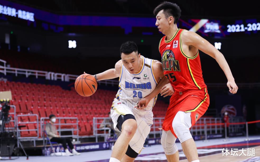 林书豪|北京主教练选择引发争议！林书豪无奈，CBA黑马爆大冷门