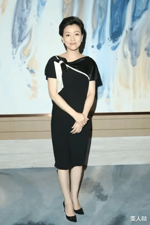 杨澜|杨澜携女儿亮相，穿褶皱裙美得优雅大气，女儿长相老成太像爸