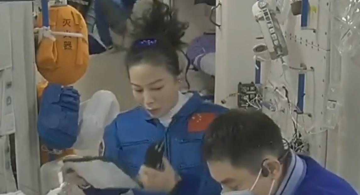 航天员|刘洋换新发型了,一直刷手机,空间站为什么抱着手机不放?
