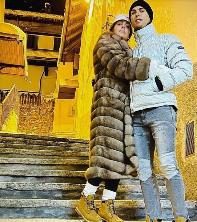 乔治娜|乔治娜开豪车现身，一身粉衣打扮格外娇小可爱，手上钻戒太抢镜了