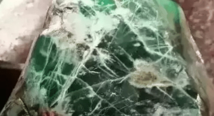 翡翠|入手的翡翠原石全是裂纹？千万不要着急扔掉，这样做可以回本！