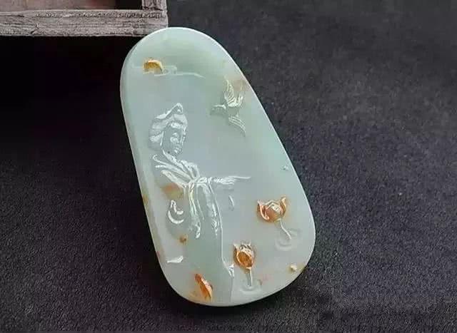 翡翠|翡翠内部生锈了?其实那是洒金翡翠,颜值高又价格贵