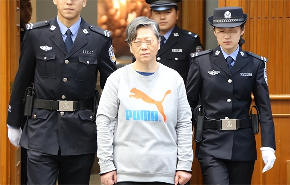 2010年,江苏一女子伙同情人杀害丈夫,落网后才知“情夫”竟也是女人