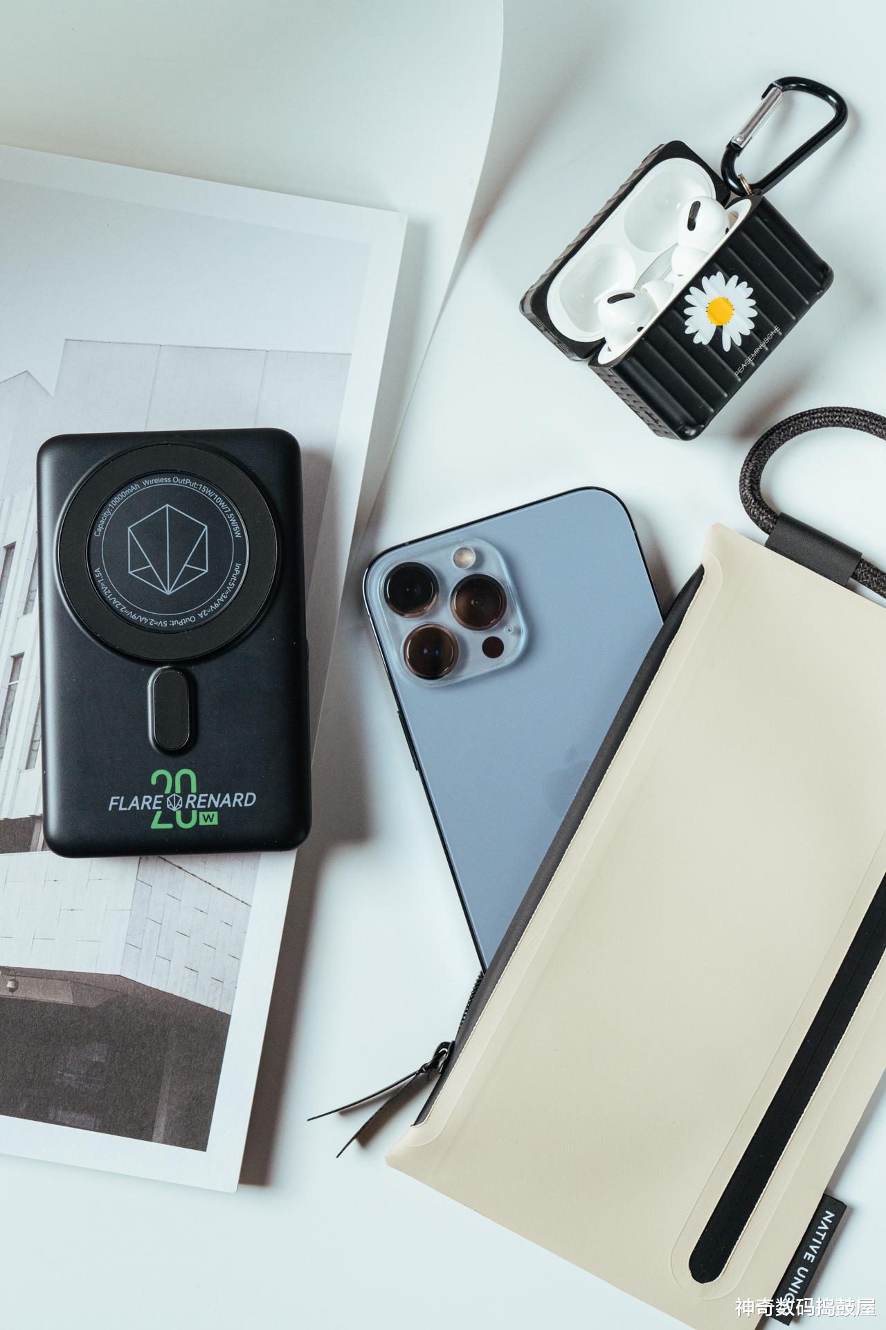 充电宝|MagSafe“咔嗒”充电更简单：闪焰狐 磁吸支架充电宝让充电更立体