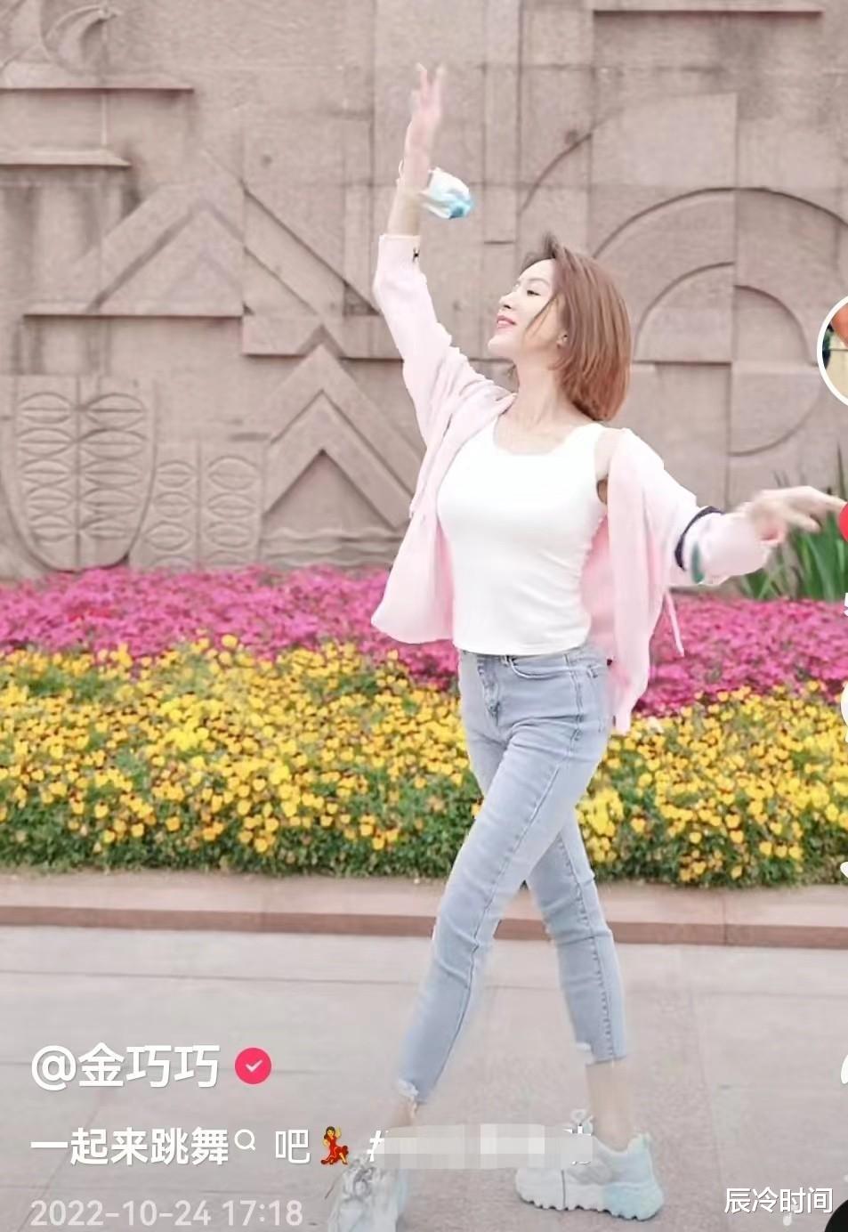 soul|47岁金巧巧户外跳舞好轻盈,皮肤白皙长腿瞩目,身姿优雅似少女