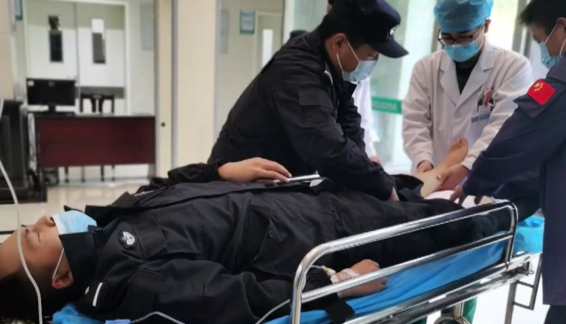 太冲动!河南一15岁女孩跳楼自杀,特警舍命救援被砸中当场倒地