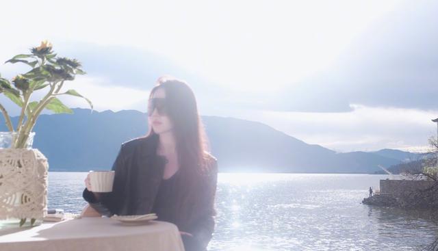 小姐姐|刘亦菲这组照片太飒了，真的想坐姐姐的副驾