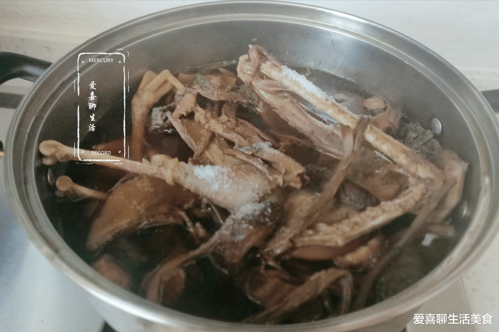 “夏季多喝汤，好处一箩筐”，这汤清香鲜美不油腻，适合中老年人