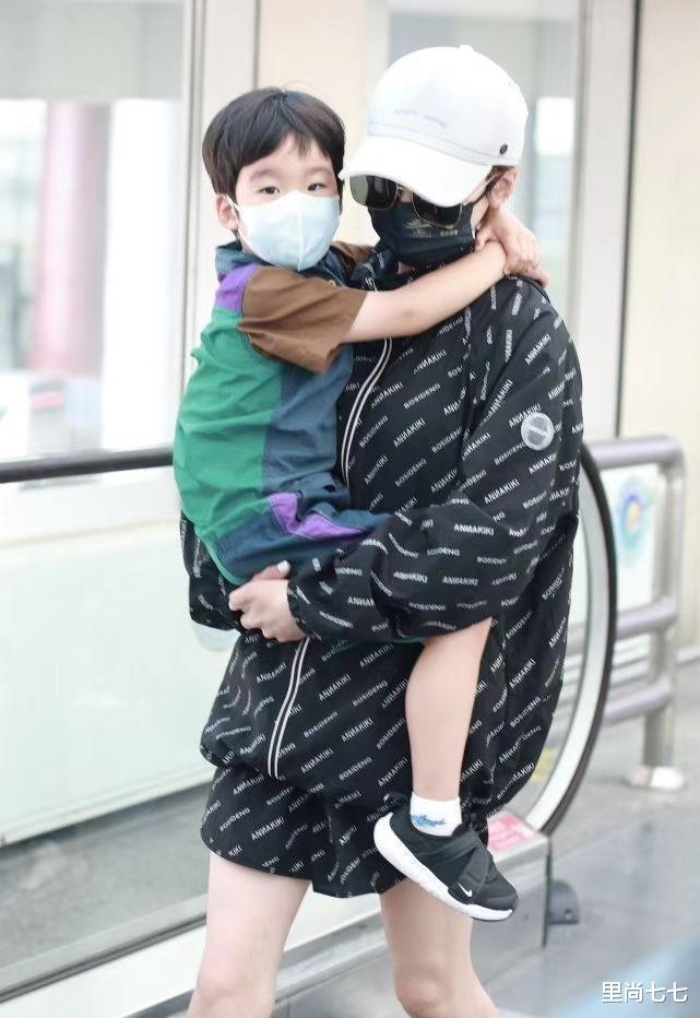 谢楠带儿子走机场，穿运动装肌肉腿堪比运动员，儿子眉眼超像她