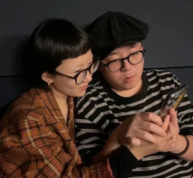 郝劭文|郝劭文带未婚妻直播，除了解释她为啥没有眉毛，还公开为孩子征名