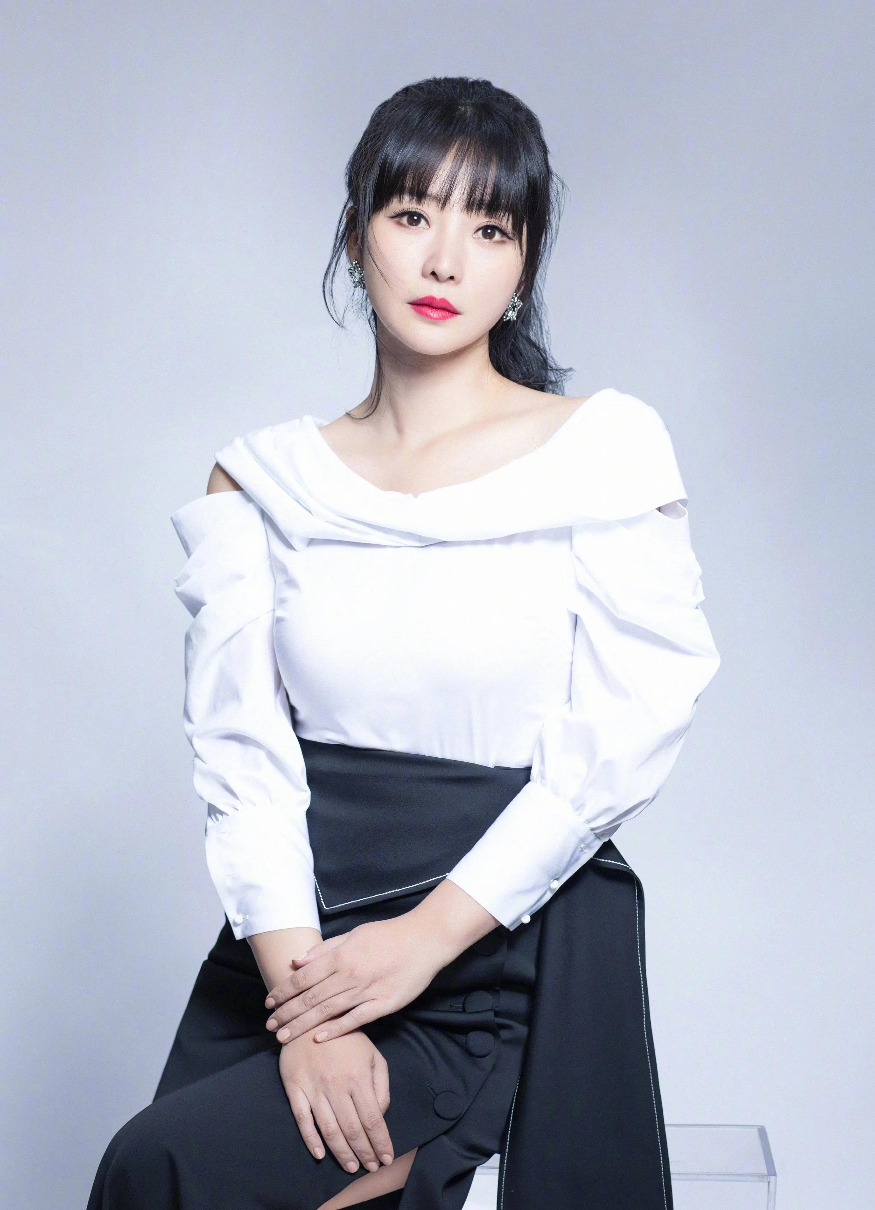 柳岩|柳岩，性感女神的代名词，妩媚动人的气质，傲人身材格外抢眼