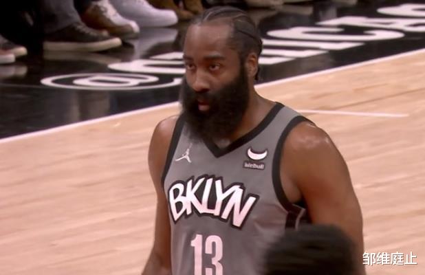德罗赞|7-0！德罗赞对自己防守哈登的行为不满意，替补席怒撕毛巾！