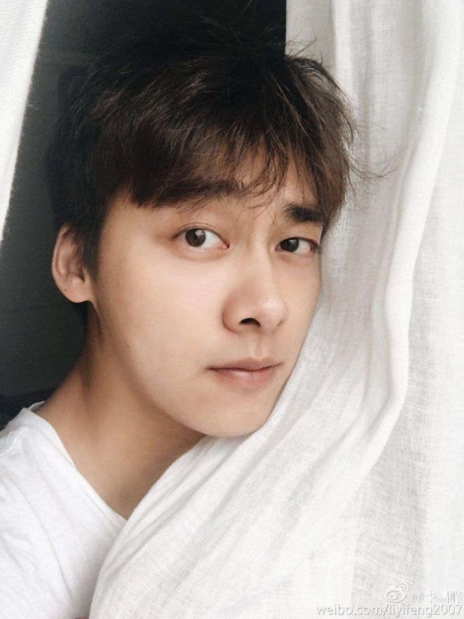 邓伦|邓伦李易峰成为素人,资产非常人可比,月入不过万的人没资格担忧