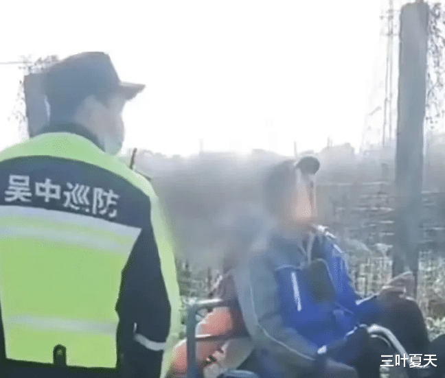江苏苏州,一对老人光天化日当面偷菜,扬言:“我70多了,你报警吧!”