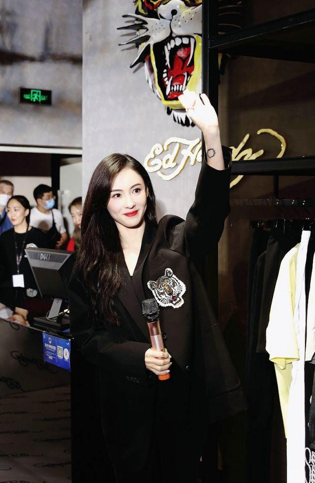 张柏芝|41岁张柏芝无修图曝光，穿黑西装难掩盛世美颜，皮肤嫩得能掐出水