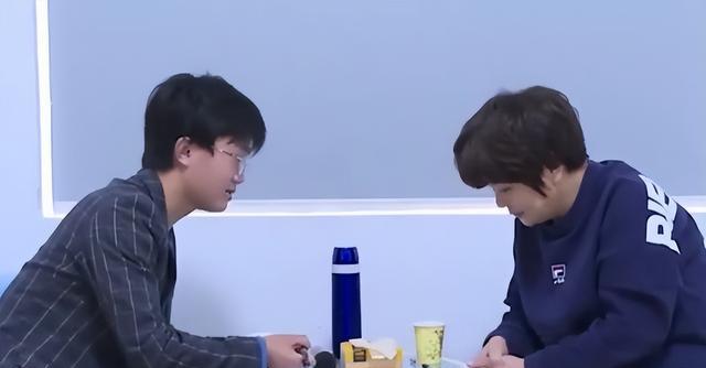 丈夫去世,女子改嫁后把儿子的微信删除电话拉黑,声称是生活所迫