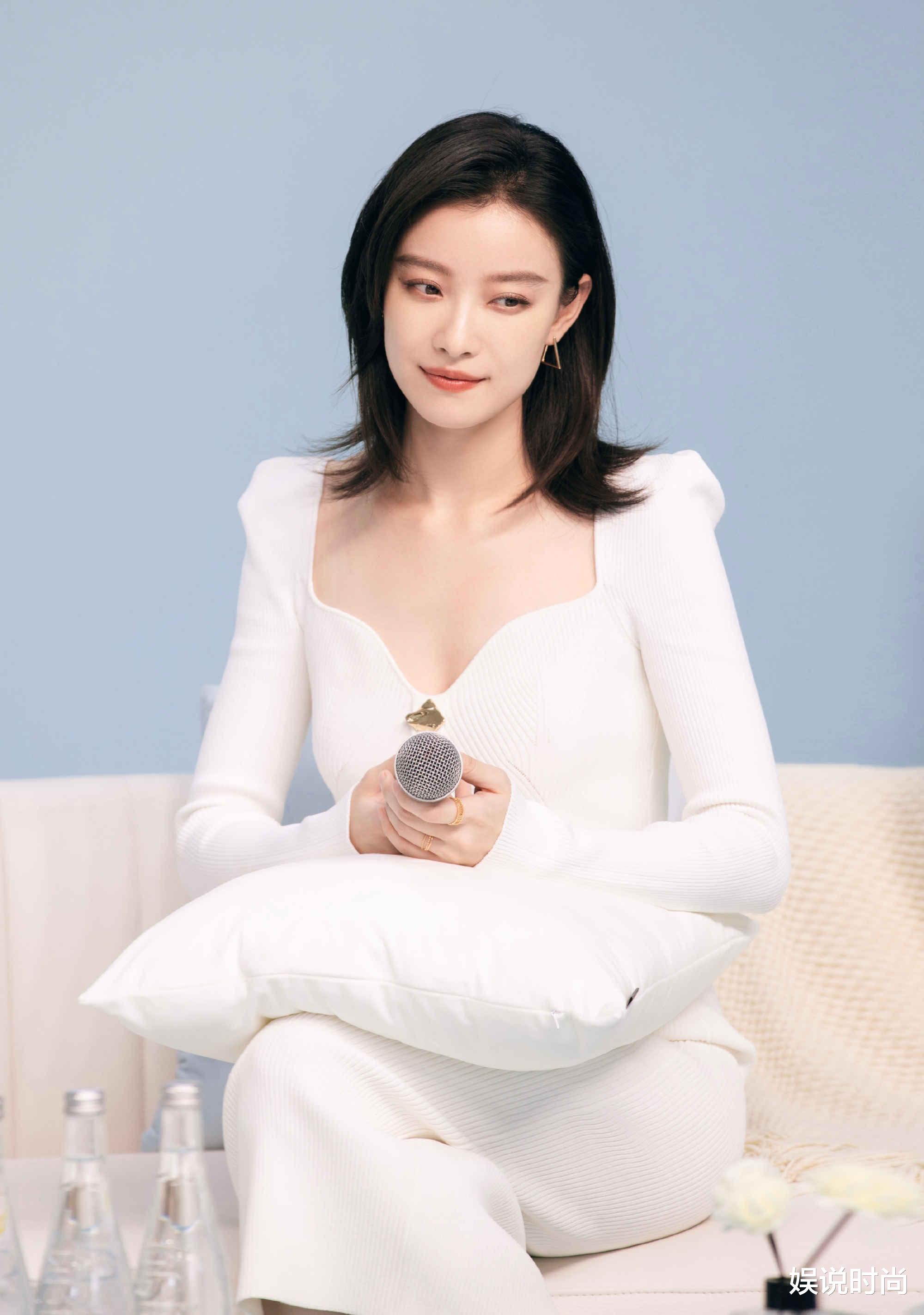 倪妮|倪妮的直播造型优雅又高级，不负时尚女王称号，时尚表现力太吸睛