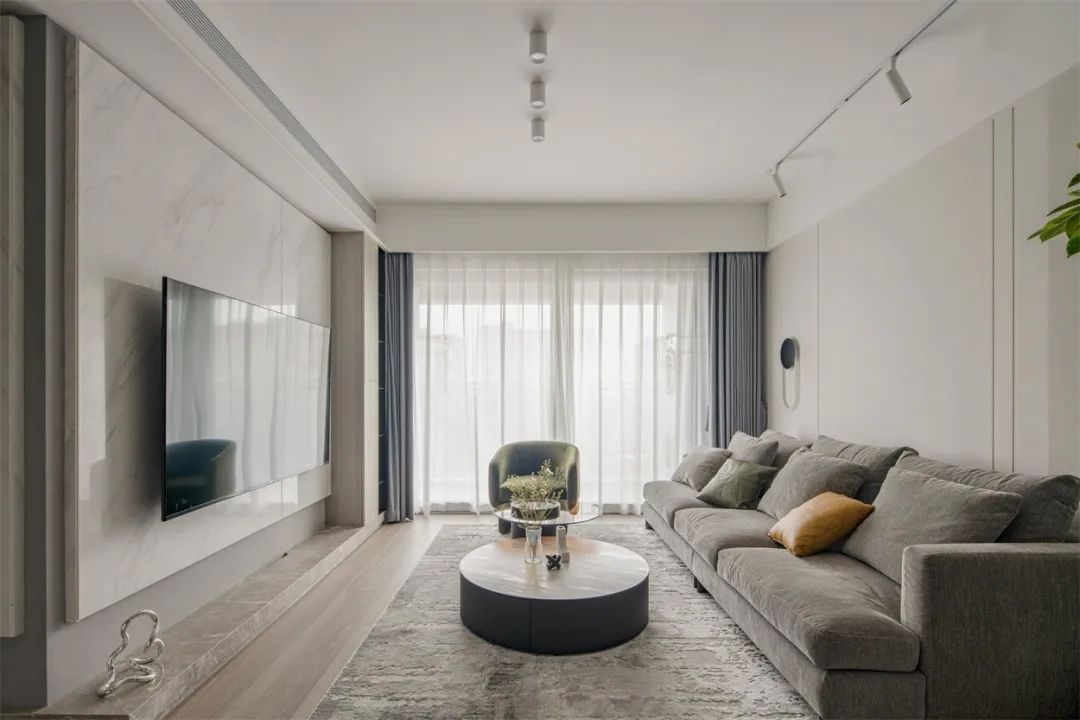 森系自然感：无主灯+白灰木色、这个三口之家收纳力满级了！