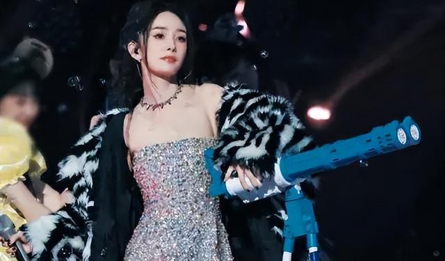 杨幂|36岁杨幂拍内衣广告,大秀好身材却被嘲,网友:妈妈桑既视感