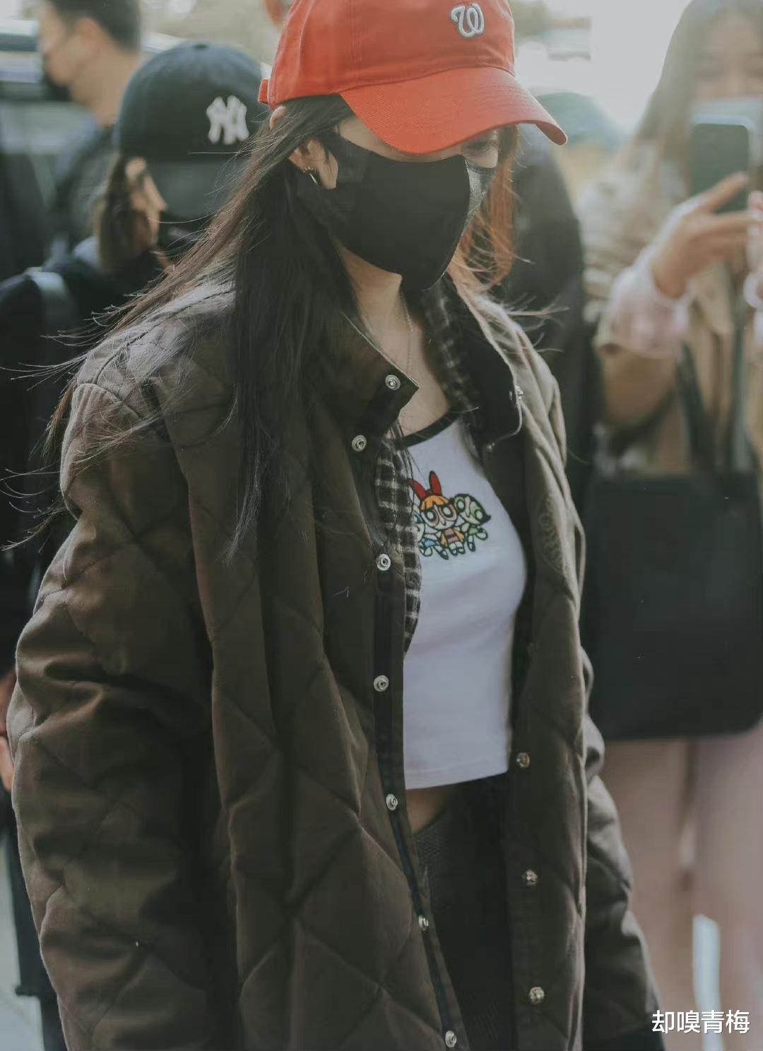 杨幂|杨幂零下5度穿“吊带”露肚脐？低腰裤示范错误穿搭，一个细节让粉丝哭了