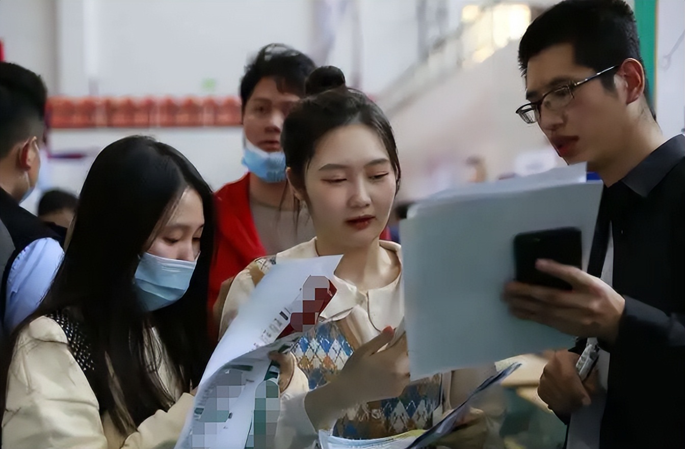 |国家电网再次招聘正式工，年薪12万左右，专科学历有岗