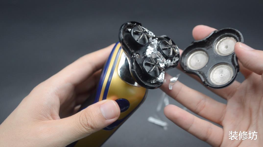 剃须刀钝了,不用换刀片,动一下上面的“小机关”,立马变锋利!