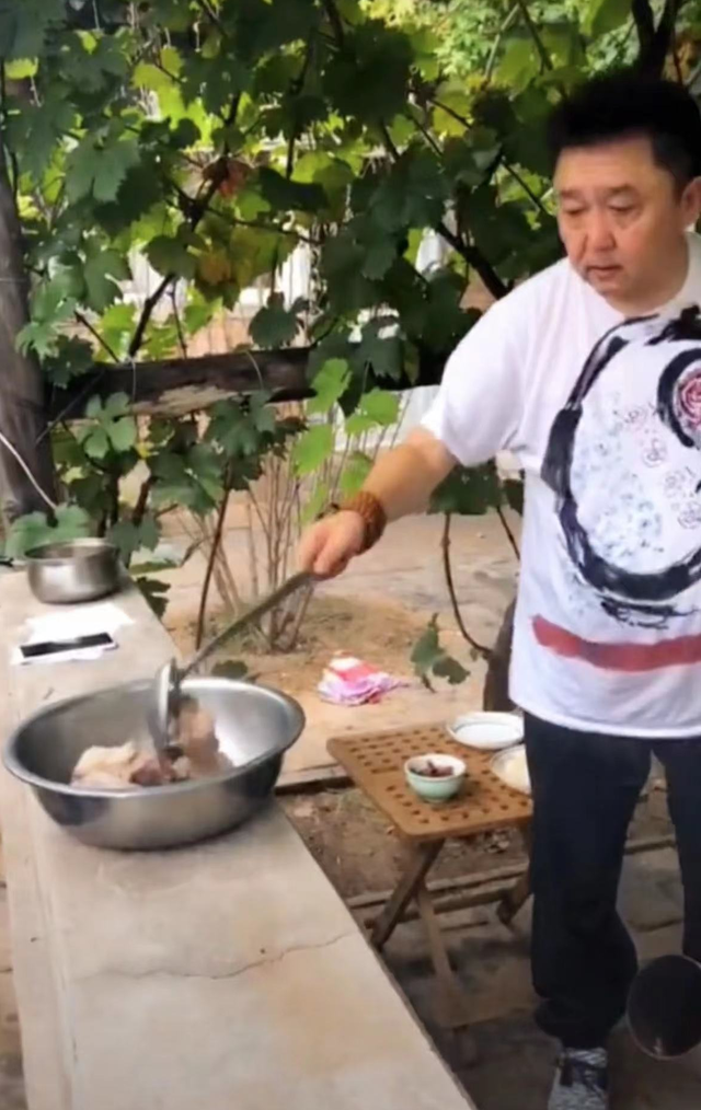 于谦|53岁于谦在农村居住，和孙越搭伙做饭用盆装肉，穿着朴素院落简陋