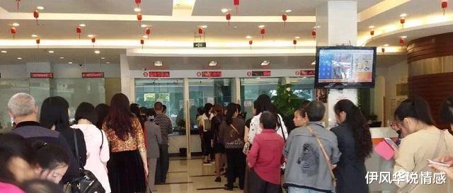 ATM取一万吐出两万,取款人只拿一万,银行说:你为什么不多拿1万呢?