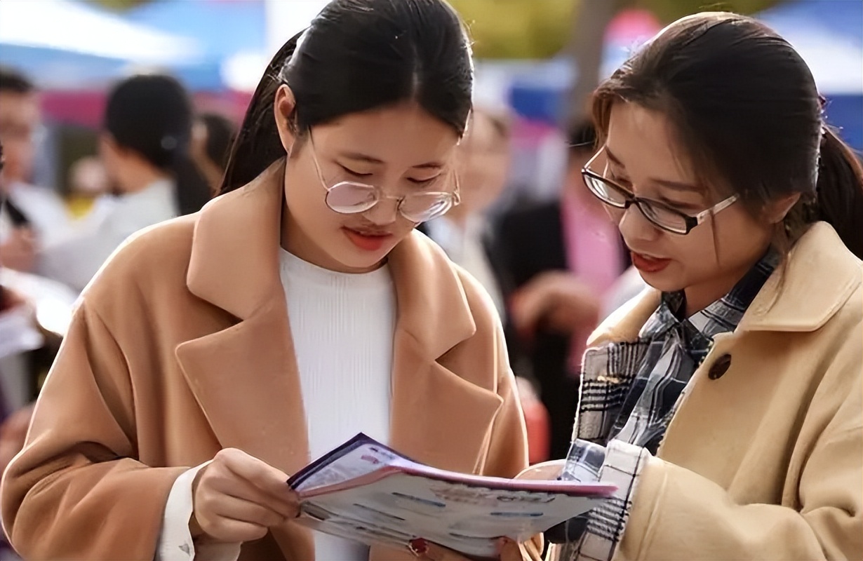 医生|铁饭碗“幸福感”排行榜出炉，榜首“出道即巅峰”，医生仅排第三