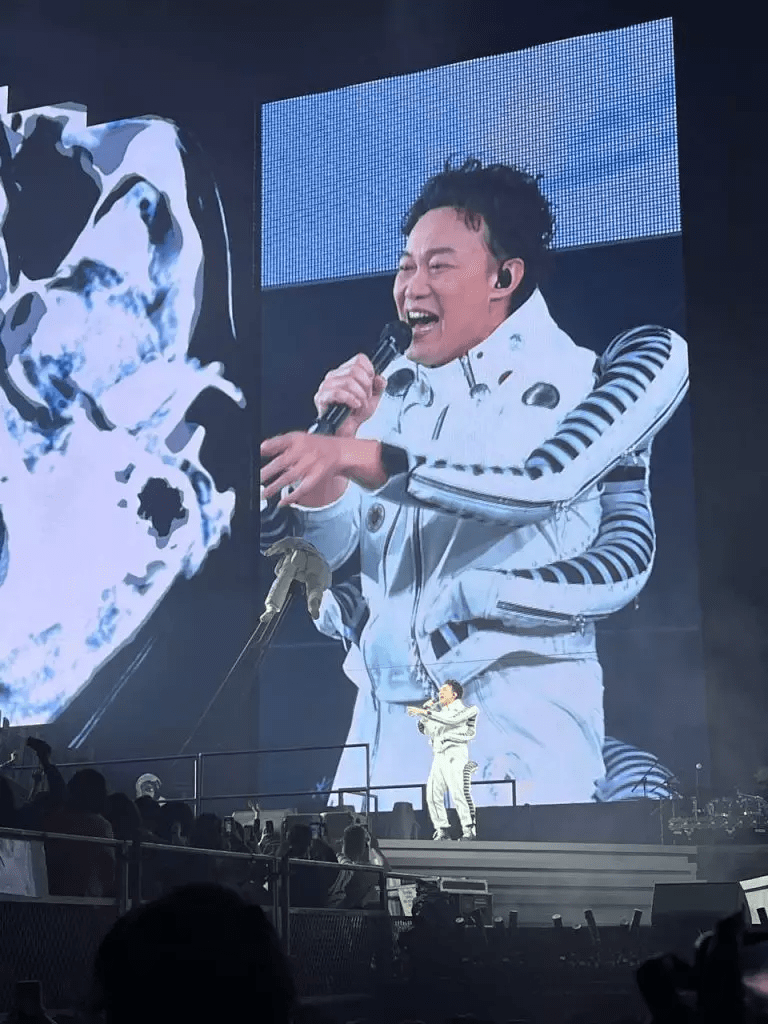 陈奕迅|忍了3年！歌王陈奕迅终在香港红馆开唱，刘德华等送花篮祝贺