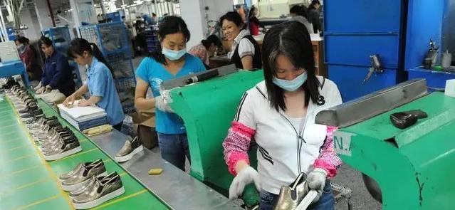 求职|本地工厂涨薪也招不满人,外企门口排队应聘,差别不是一般大