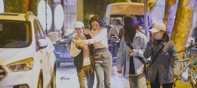 杨幂|郭敬明探班接杨幂,两人走路勾肩搭背非常亲密