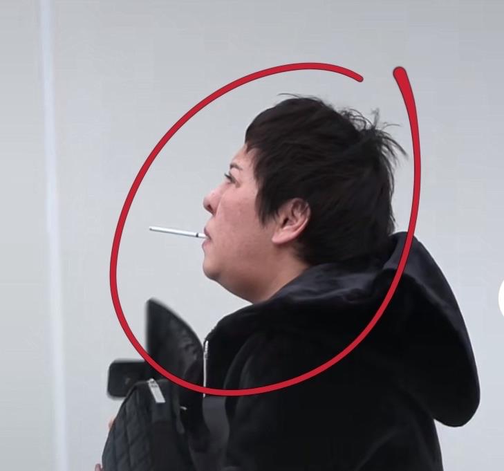 向太|向太外出逛街让老公搀扶！脸上太多斑，在门口抽烟不顾形象