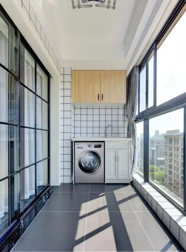 太神了!在阳台上这样贴瓷砖,面积立马扩大!