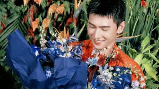 杨洋|31岁杨洋剧组庆生，40°高温拍冬戏显不易，身形瘦削让人心疼