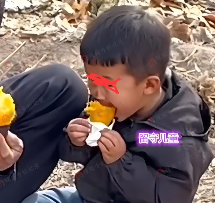 年轻人出外打工,农村留守老人和儿童露天吃烤红薯,网友:很心疼