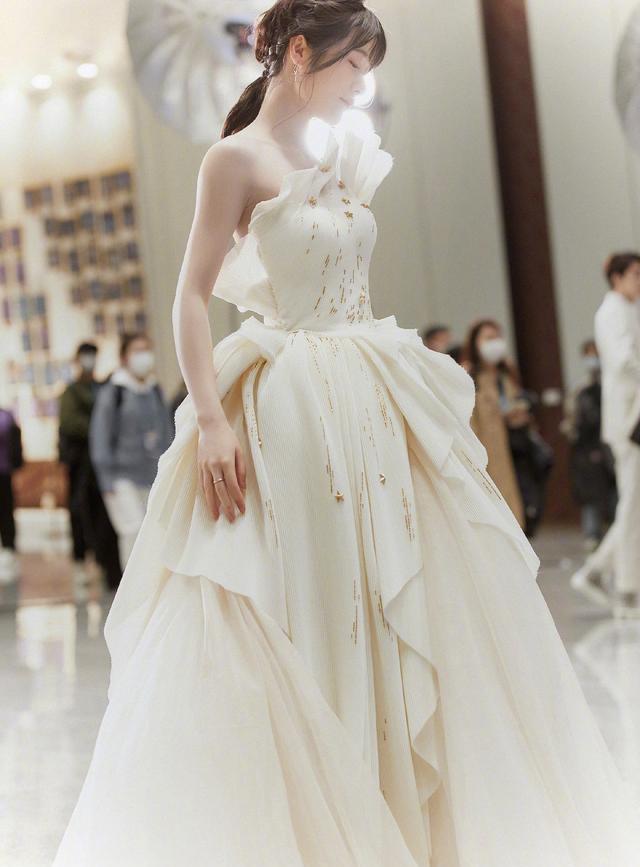 运动员|徐娇穿露背长裙亮相，“身形饱满”惹争议，评论区污言秽语