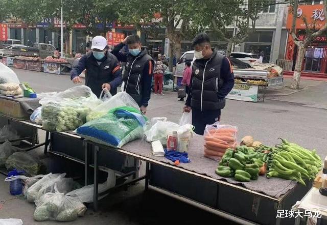 韩鹏|昔日国脚落魄，身穿醒目球衣，逛地摊买菜，不到40岁，已出现白发