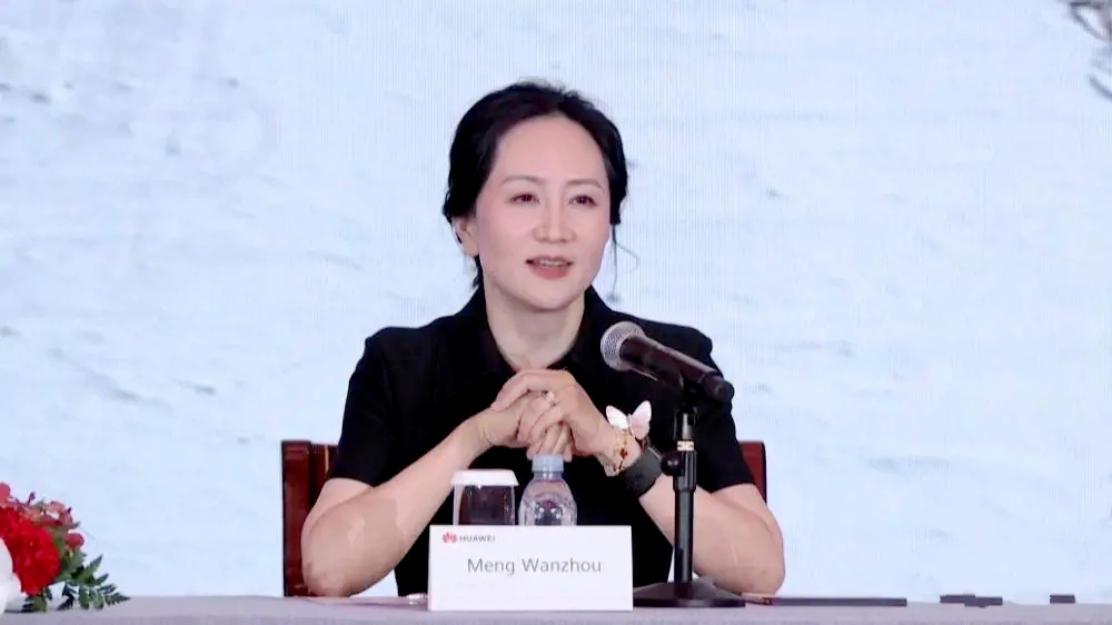 华为|华为长公主近照曝光，光腿穿裙子抢镜，将首次当值华为轮值董事长